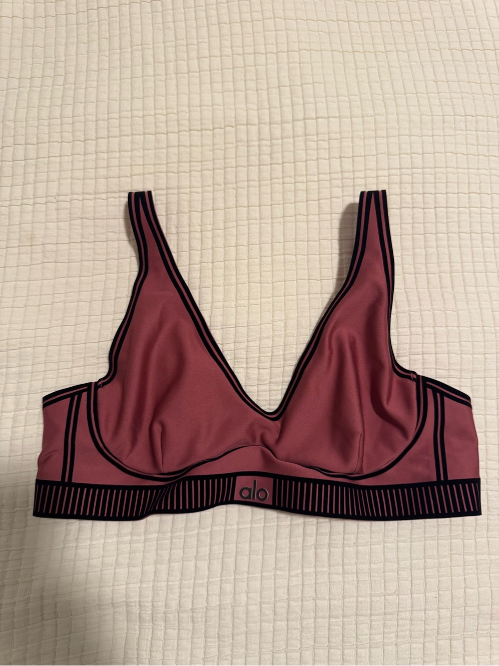 Alo yoga airlift lineup bra burgundy truffle